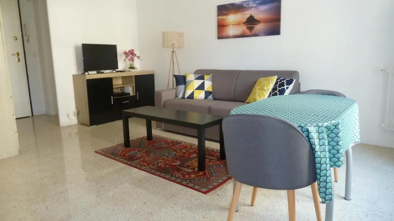 Antibes Centre Studio 27 M2 Renove France