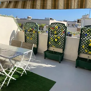 Nid Douillet Sur La Côte D'azur Antibes